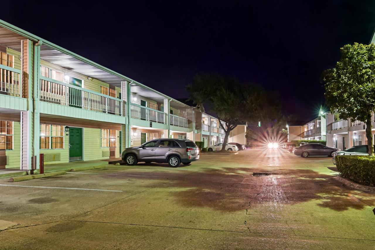 Hometowne Studios By Red Roof Dallas - North Addison - Tollway Buitenkant foto