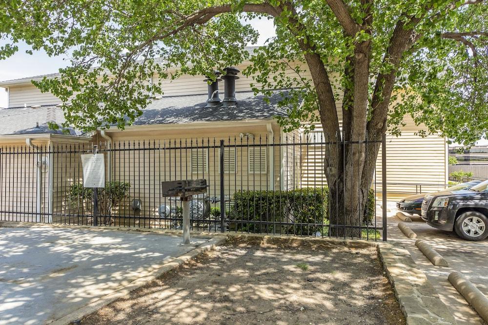 Hometowne Studios By Red Roof Dallas - North Addison - Tollway Buitenkant foto